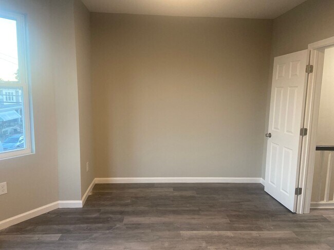 Building Photo - Remodeled Front Porch Row - Germantown