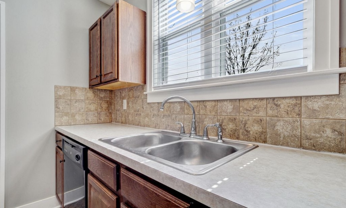 Building Photo - 904 Zeeland Ct NE
