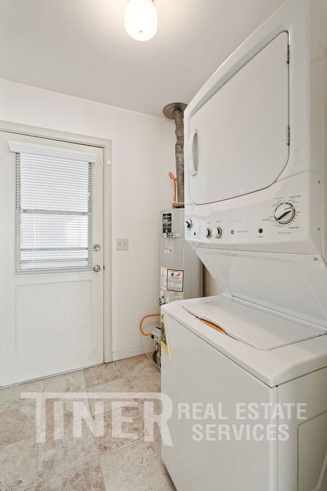 Building Photo - 208 43rd St