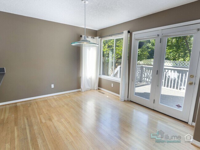 Building Photo - West Linn Single Family 3 Bd/2.5 Bth w/ Ba...