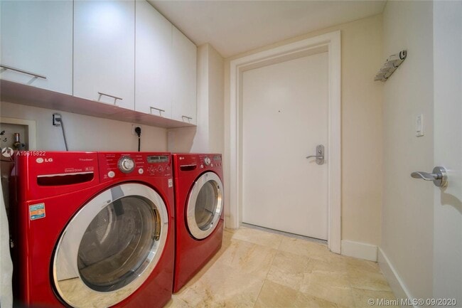 Building Photo - 17001 Collins Ave