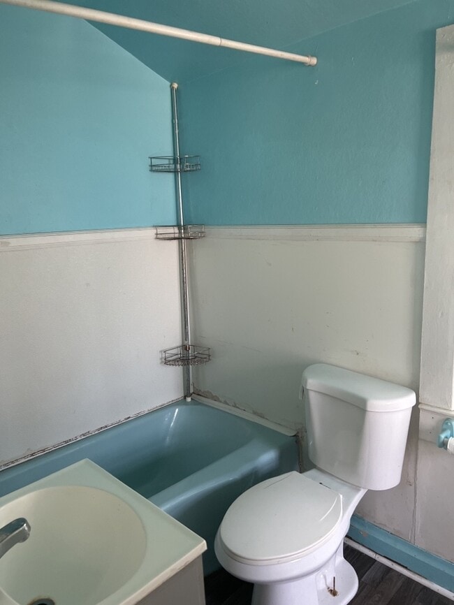 Building Photo - 2 Bedroom 1 Bathroom House