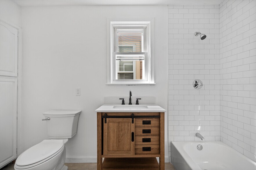 Building Photo - 61 Wordsworth St