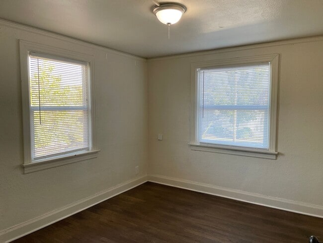 Building Photo - Charming Upstairs Apartment