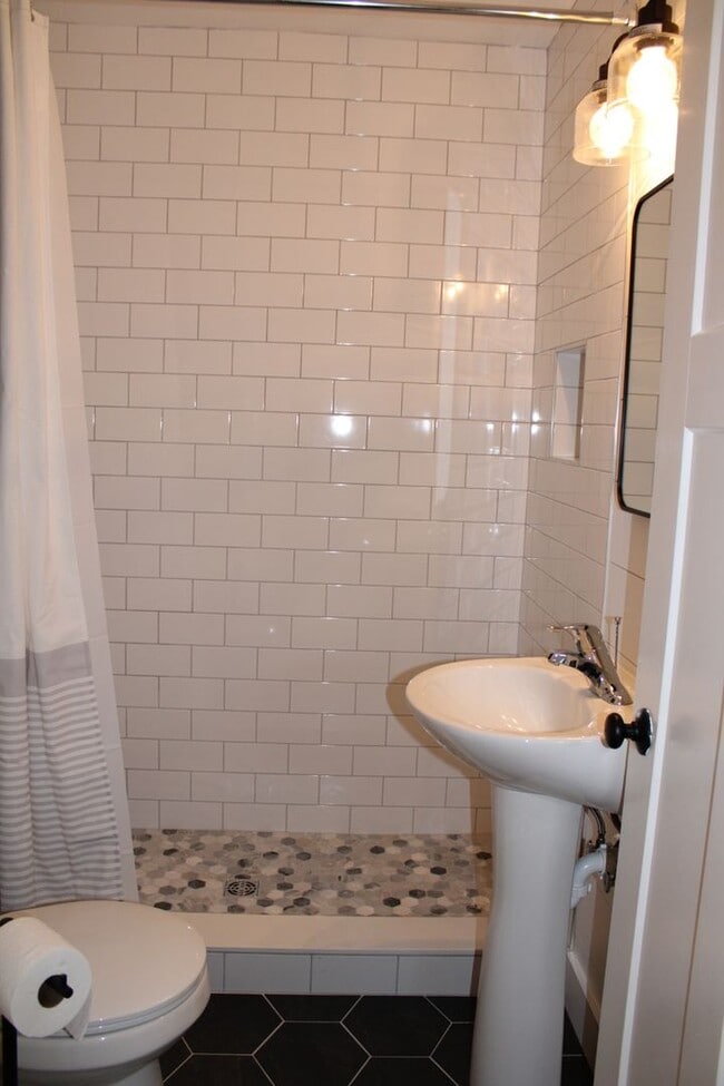 Building Photo - Freshly Renovated Cottage