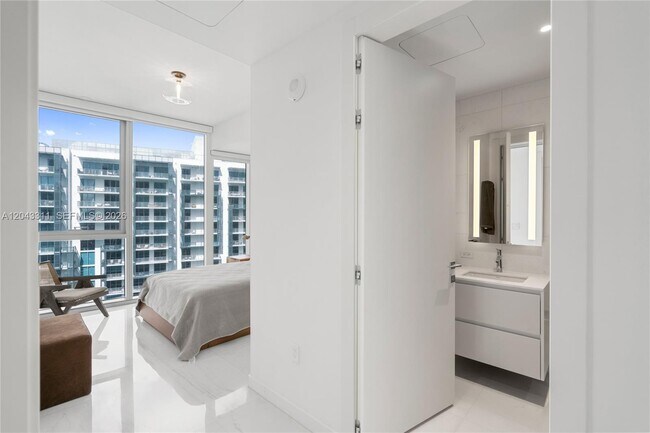 Building Photo - 300 Biscayne Blvd Way
