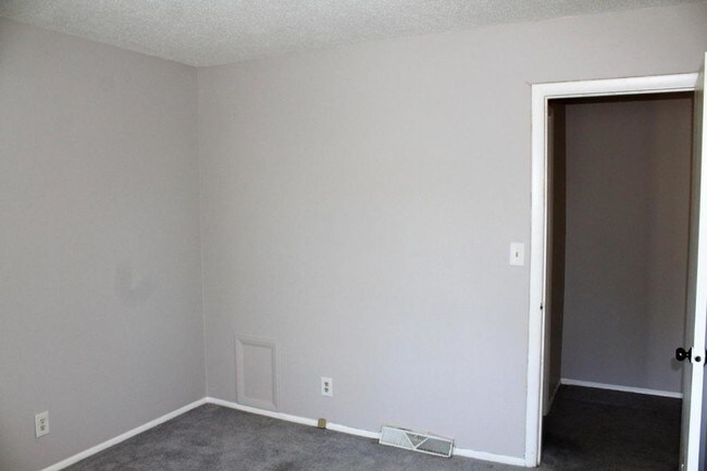 Building Photo - 2233 Shadow Valley Rd