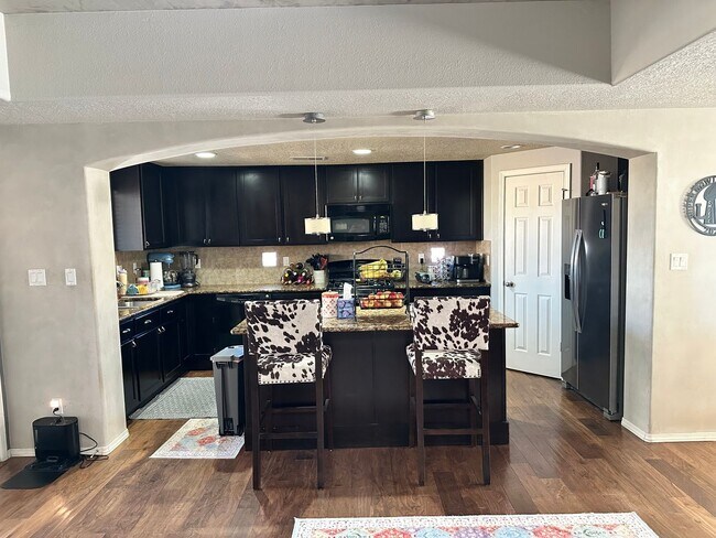 Building Photo - Available Dec 10th! 3bed 2bath