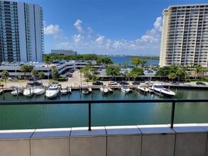 Building Photo - 220 Kings Point Dr