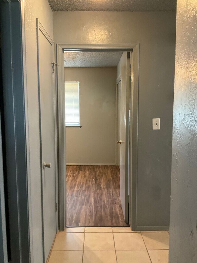 Building Photo - 1/2 OFF FIRST MONTHS RENT!  Great 3 Bed 1 ...