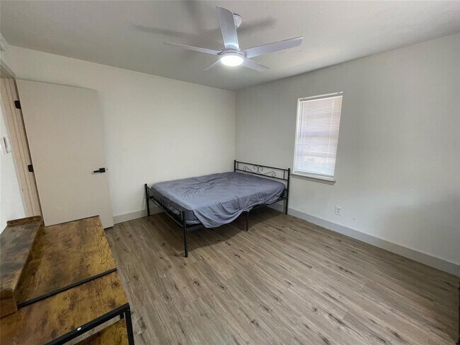 Building Photo - 411 Guyer St