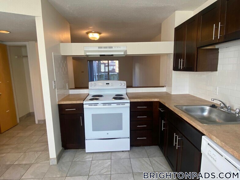 Building Photo - 140 N Beacon St