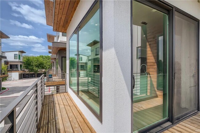 Building Photo - 5605 Sunshine Dr