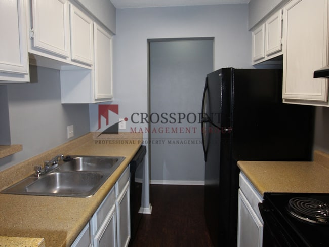 Building Photo - Upstairs 1 Bedroom 1 Bath Apartment!