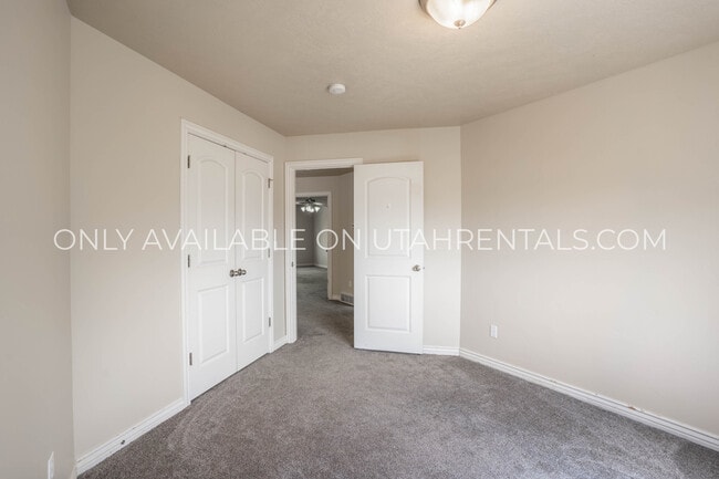 Building Photo - 1380 W Parkside Dr