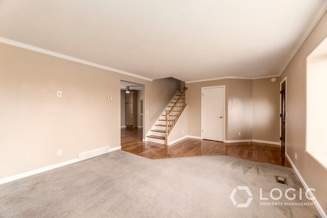 Building Photo - Gorgeous Home in Sandy!