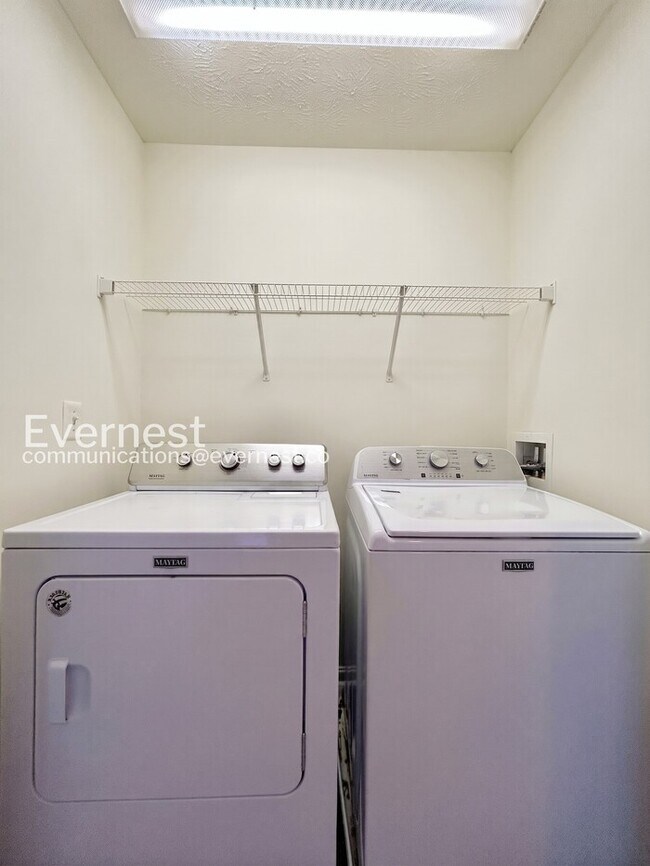 Building Photo - 3 Bed/2.5 Bath Townhome with Garage / Available Now!