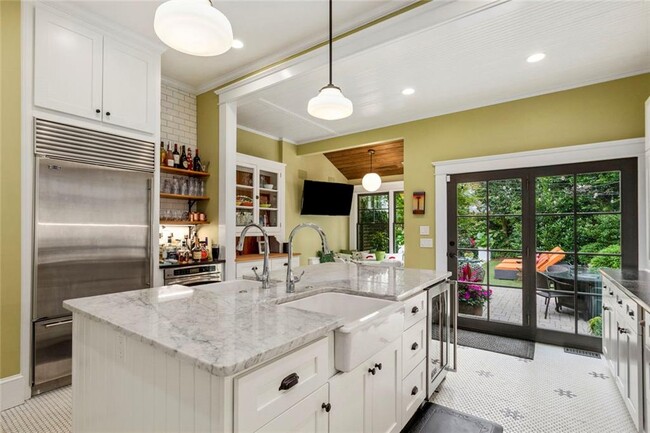 Building Photo - 976 Adair Ave NE