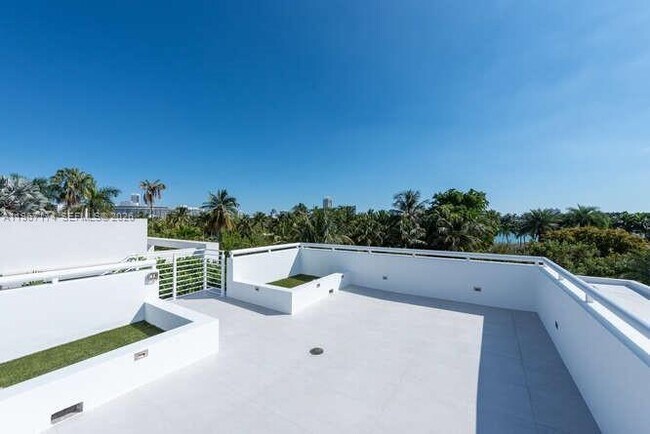 Building Photo - 1325 Bay Dr