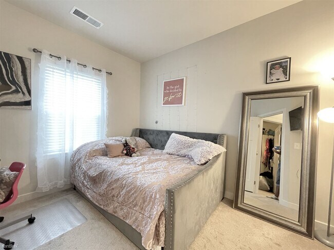 Building Photo - 3 br, 2.5 bath Townhome - 14503 Hunts Farm...