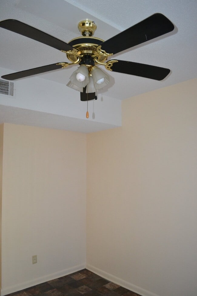 Building Photo - Home For Rent