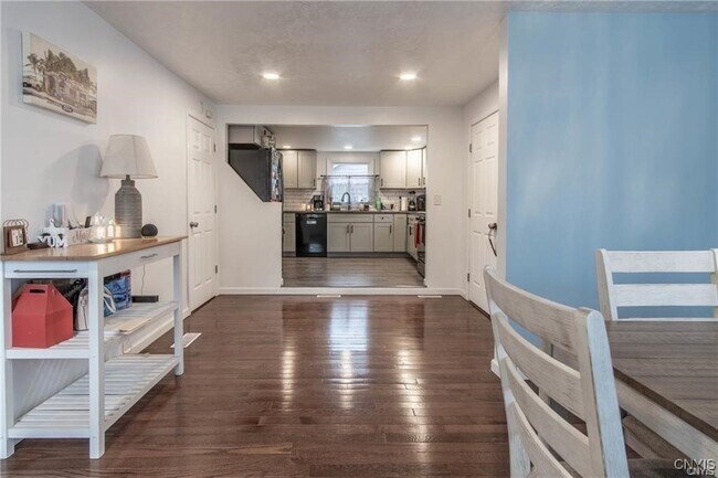 Building Photo - 215 Francis St