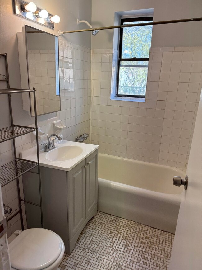 Building Photo - 821 Bergen Ave