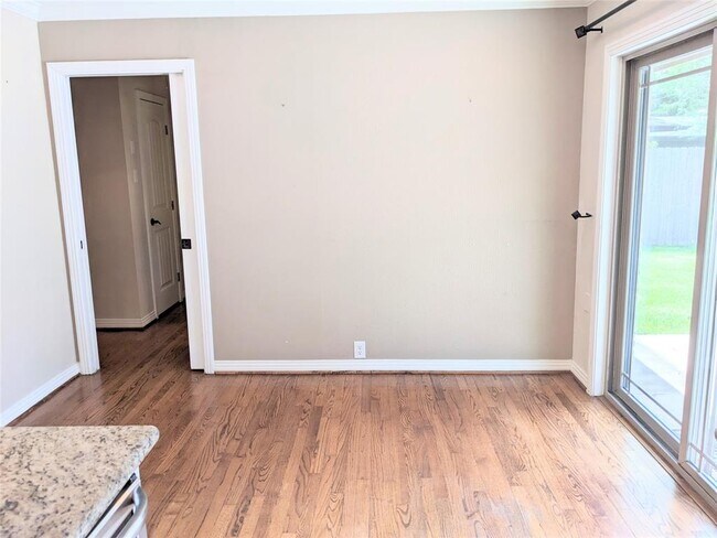 Building Photo - 1023 W 31st St