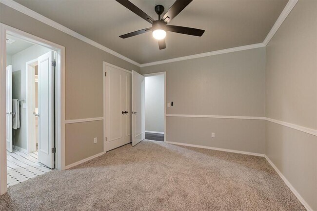 Building Photo - 9009 Lakeaire Dr