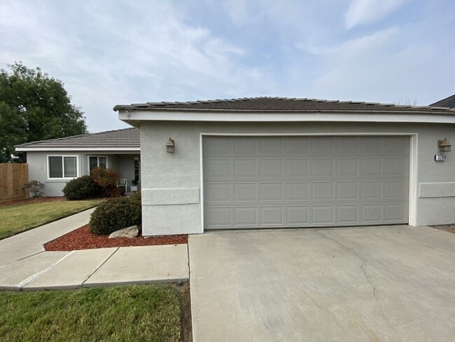 Building Photo - 3 Bedroom 2 Bath