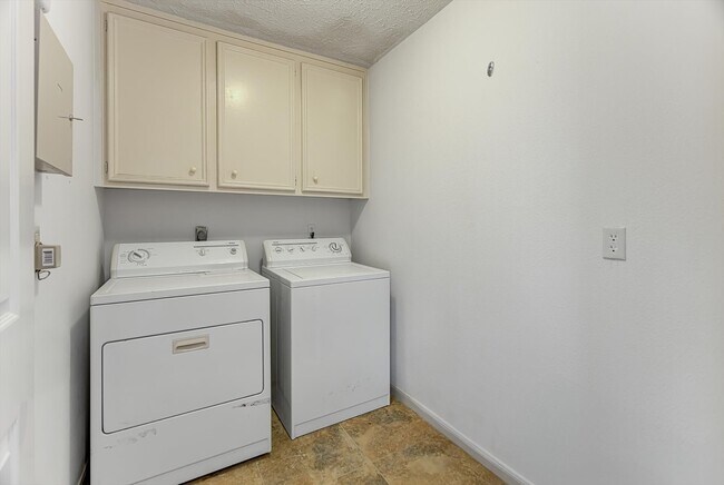 Building Photo - 3647 Marywood Dr