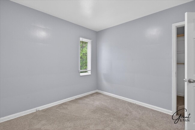 Building Photo - $1200 2 bedroom ranch