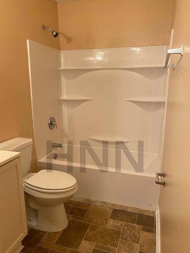 Building Photo - Cute 2/1 Duplex in Forest Park!