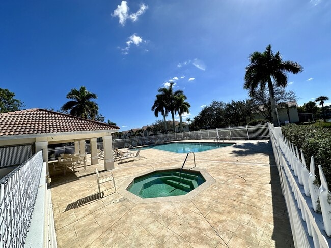 Building Photo - 909 Hampton Cir