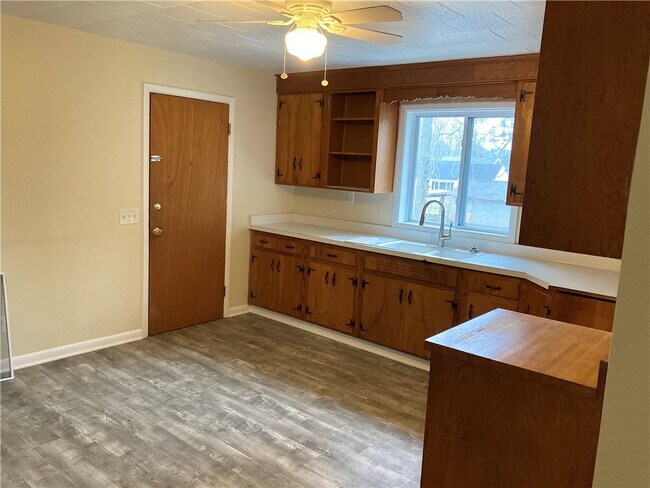 Building Photo - 326 E Linden Ave