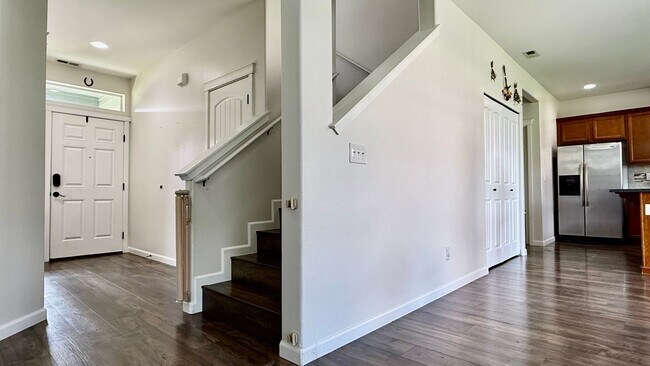 Building Photo - 3 Bedrooms Plus Loft with Fenced Yard & Co...