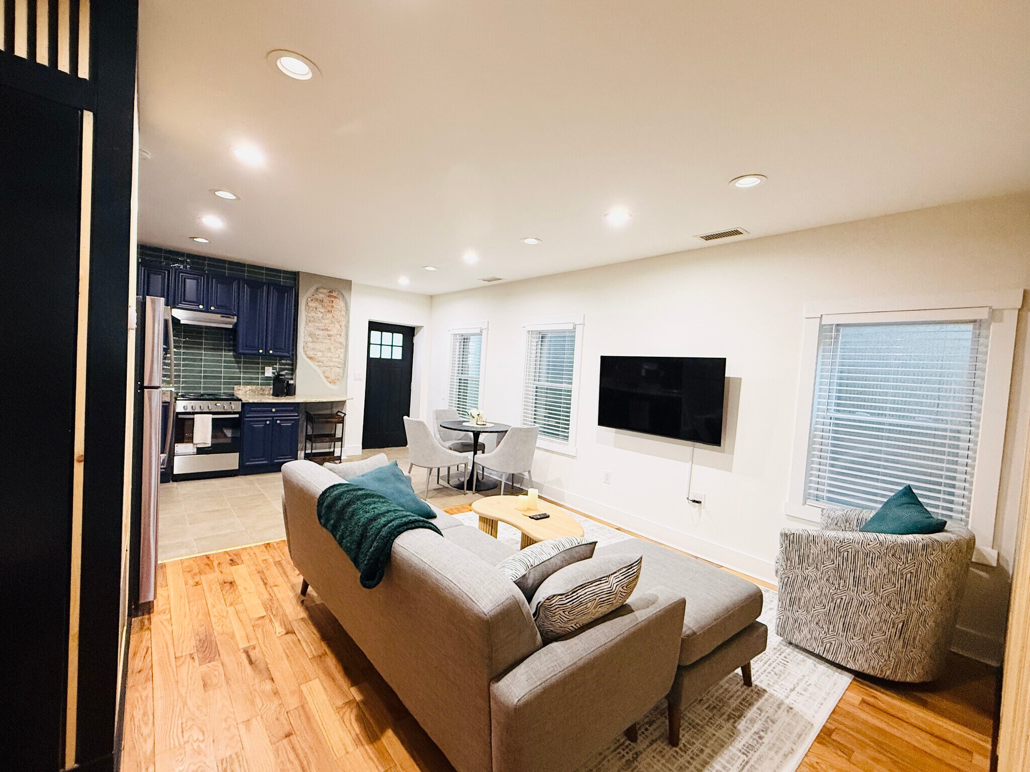 Livingroom - 2504 E York St