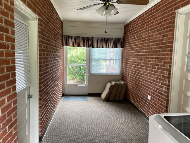 Building Photo - Beautiful 2 Bed, 1 Bath Brick Home in coun...