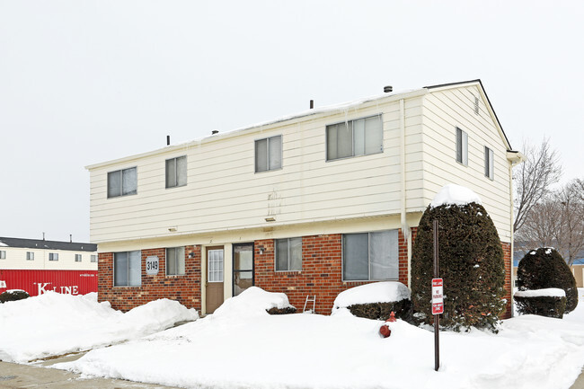 Building Photo - Village Manor Townhomes