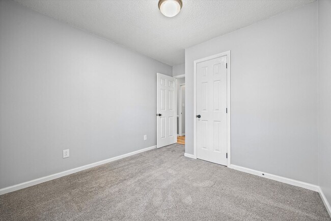 Building Photo - Updated and well maintained 3 bedroom, 2 b...