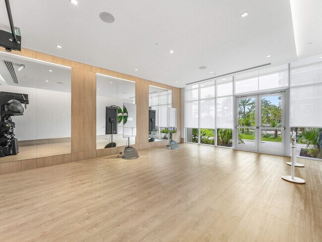 Building Photo - 220 Lake Shore Dr