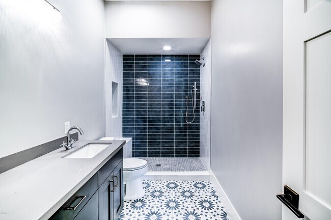 Building Photo - 301 E Jomax Rd