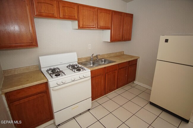 Building Photo - 422 Val Verde St