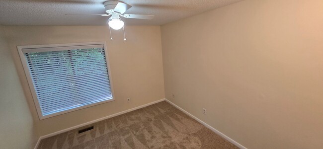 Building Photo - Townhome convenient to shopping and schools