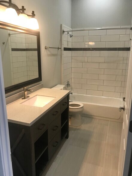 Building Photo - 410 E Mill St