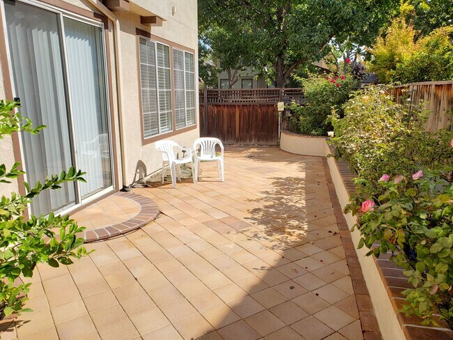Building Photo - WillowGlen: Beautiful 3 Bedroom 3 Bathroom...
