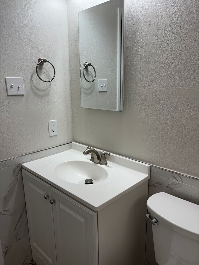 Building Photo - For Rent in Southgate