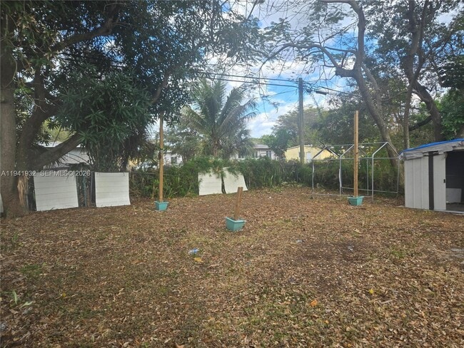 Building Photo - 1645 Lauderdale Manor Dr