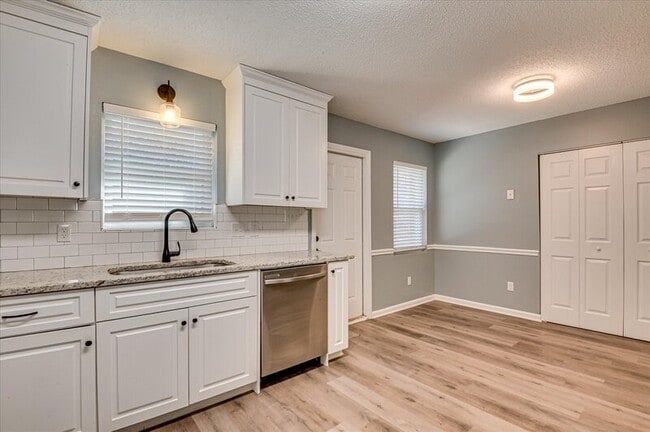 Building Photo - 2572 Tara Heights Cir