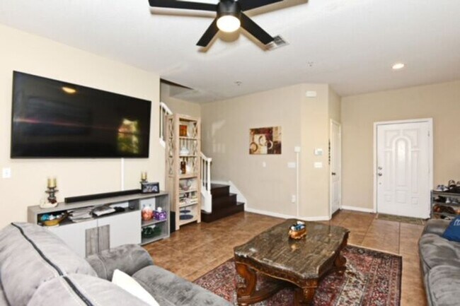 Building Photo - 3/2.5 townhouse in gated Winter Park community